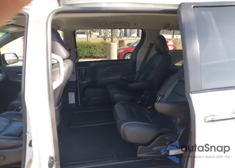 2017 Toyota Sienna Se 8 Passenger z USA, uszkodzony, nr VIN 5TDXZ3DC8HS885776